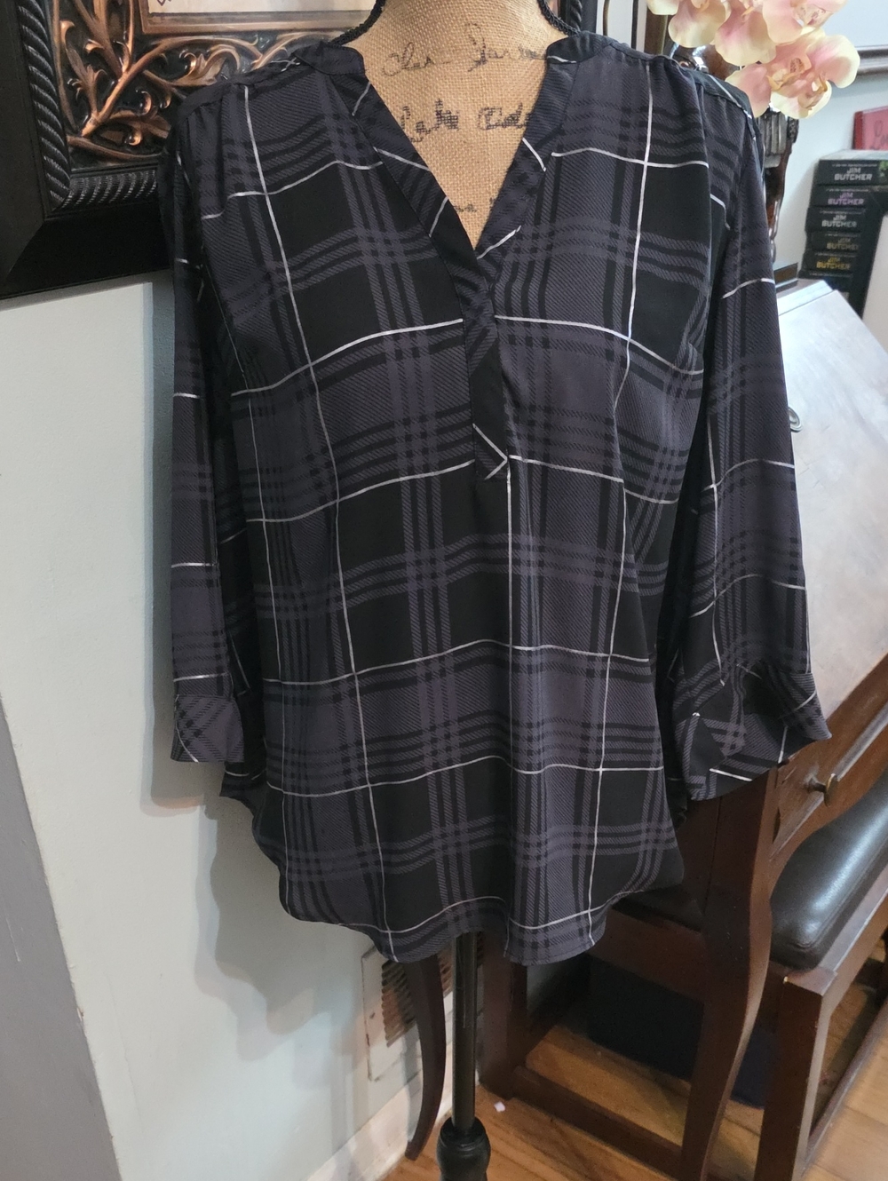 Women's Black Plaid V-Neck Roll-Sleeve Blouse